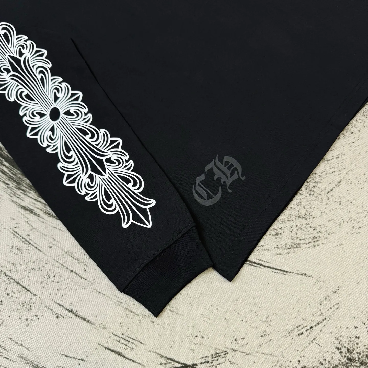 P190 ChromeHearts Miami limited-edition horseshoe long-sleeve, the same style as ChromeHearts counters. Made of 280g pure cotton fabric, 32 count double yarn. Very textured on the handle. Three-dimensional and atmospheric. Versatile and easy to wear in autumn. Simple and elegant. Adopts os version. The upper body effect is great. Suitable for all body types. Soft and comfortable. CH letter offset printing on the front ➕ Horseshoe Sanskrit offset printing on the back. Small markings on the hem. Machine washable. Does not fade or deform. Complete accessories. Original mold opening. Perfectly restored zp 2:1, same style for men and women, versatile and easy to match, size s m l xl color black